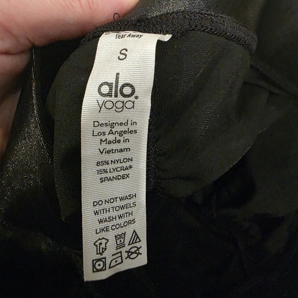 ALO Yoga Shiny Black Activewear - Picture 6 of 9